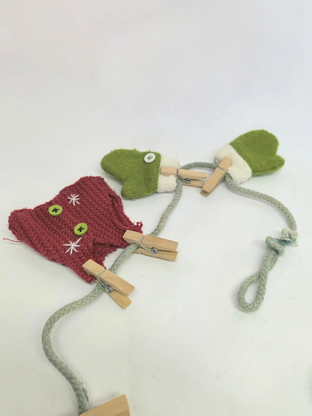 AVON Christmas Mini Elf Clothes On Clothesline W Clothespins Holiday Felt Decor